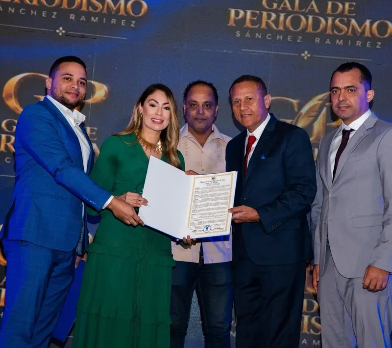 Iluminada Muñoz recibe reconocimiento en la Gala de Periodistas de Sánchez Ramírez
