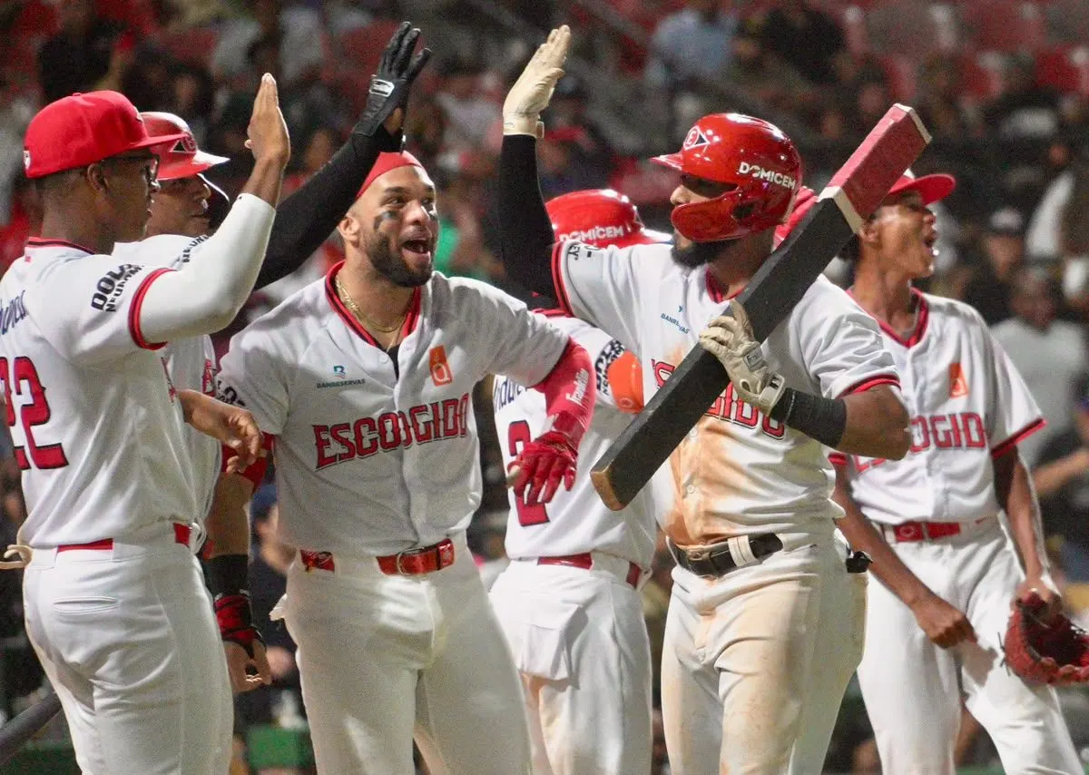 Leones del Escogido vencen a Águilas Cibaeñas con jonrón de Guzmán