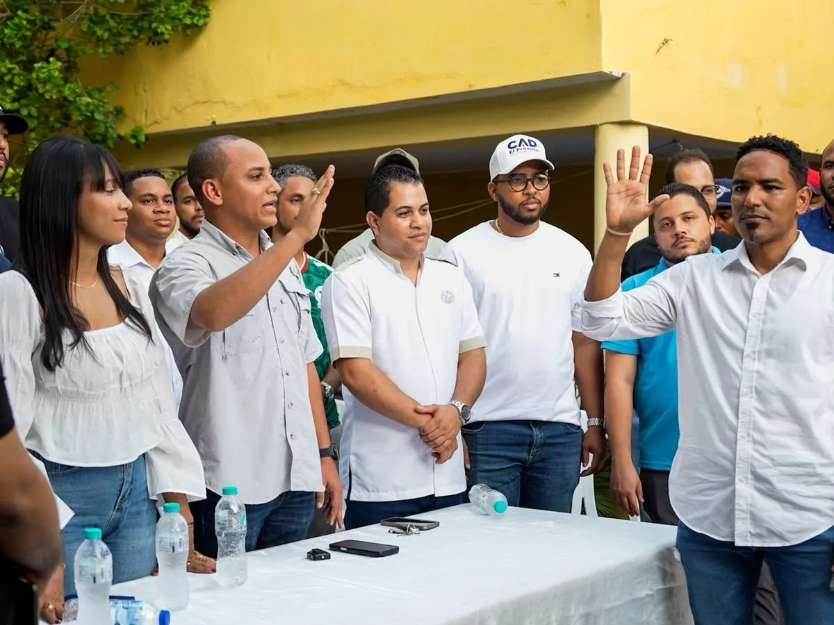 Joaquín Fernández juramenta a Amaury Quezada en el proyecto de David Collado