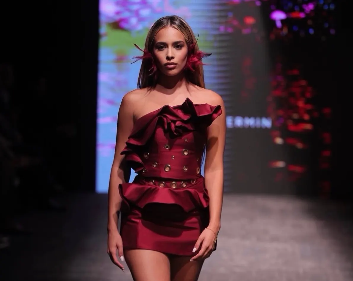 Leli Hernández desfiló en RDFW con un vestido de Tiffany Fermín Díaz