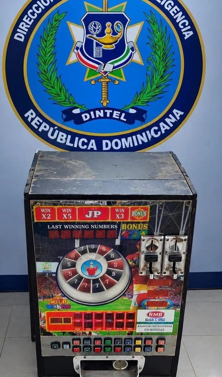 Policía incauta máquinas tragamonedas y marihuana en Montecristi