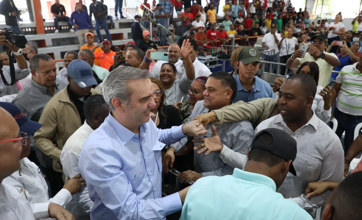 Abinader agota agenda de obras, viviendas y títulos en Santo Domingo y Santiago