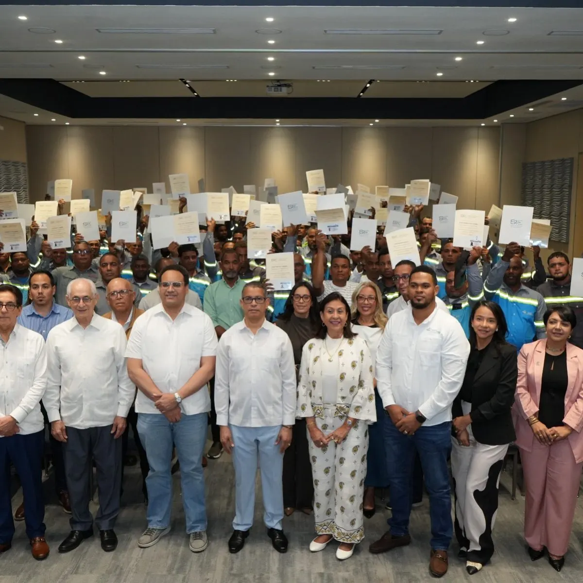 Infotep y SIE certifican a más de 200 electricistas en La Vega