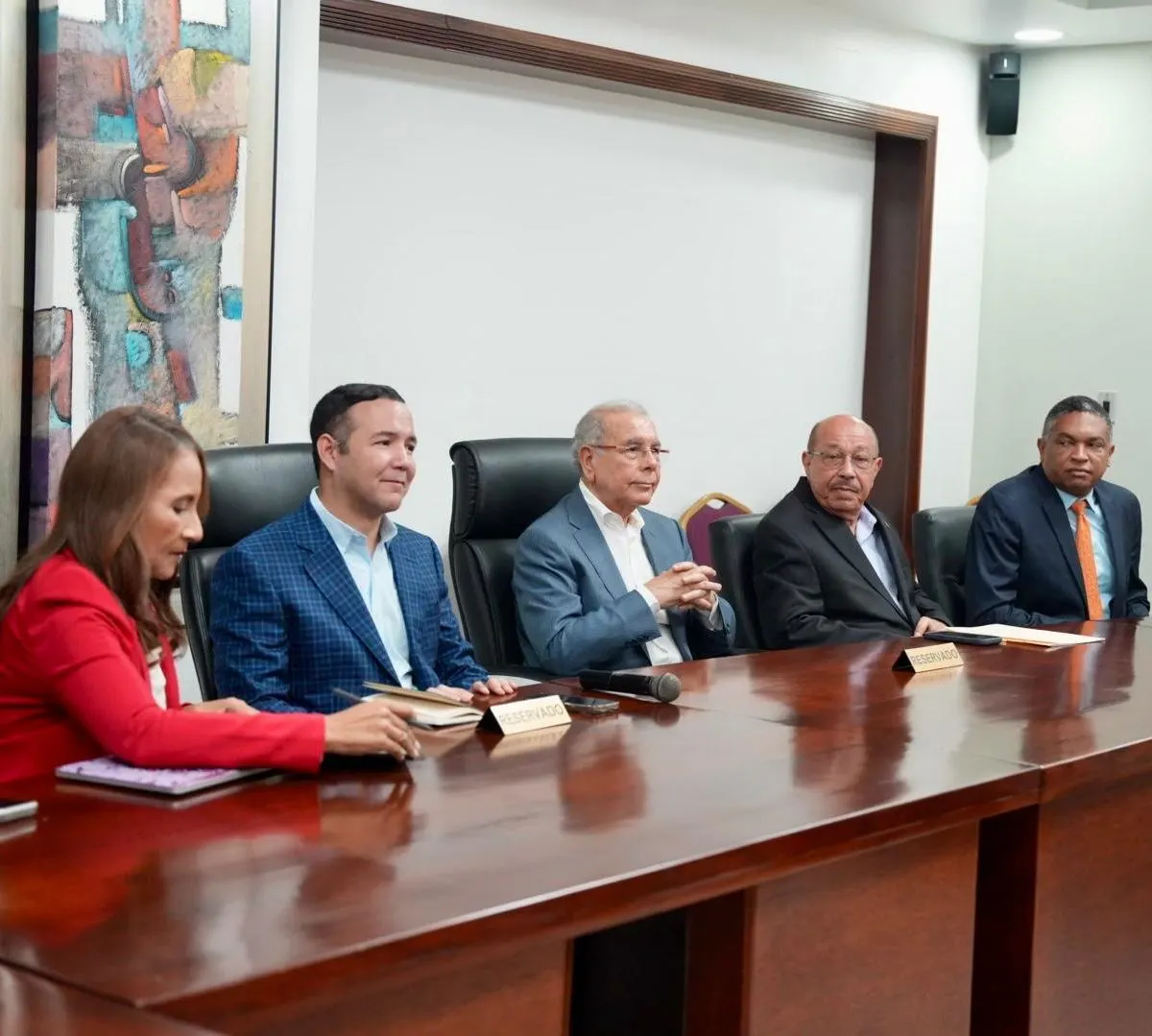 Danilo Medina se reúne con directivos de la AIRD para hablar de la economía