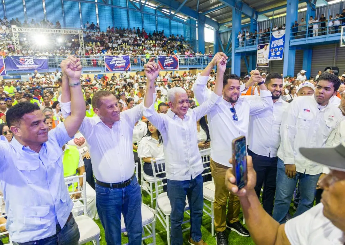 Ricardo de los Santos juramenta a constructores en Sánchez Ramírez en apoyo a Carolina Mejía