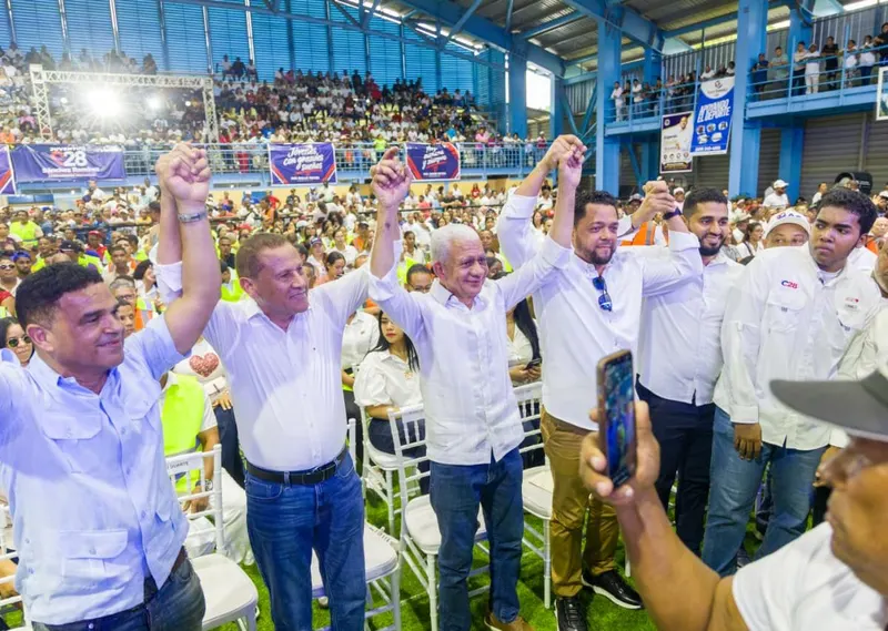 Ricardo de los Santos juramenta a constructores en Sánchez Ramírez en apoyo a Carolina Mejía