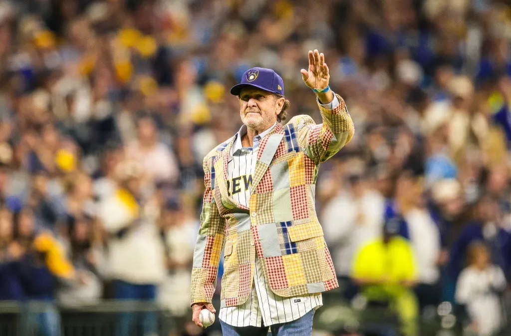 Robin Yount lanzó el honor antes del Juego 1 de la Serie Mundial