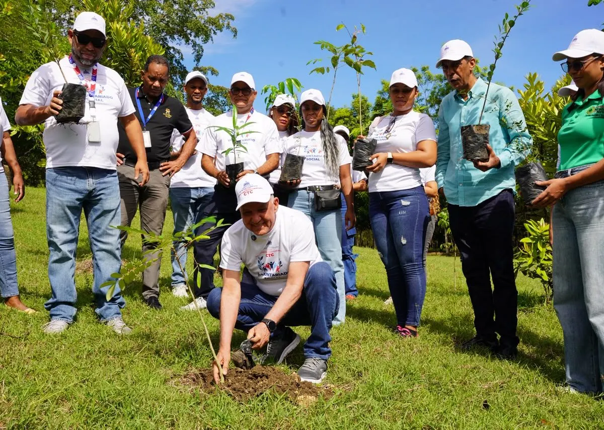 Voluntarios plantan árboles en el Parque Nacional Humedales del Ozama