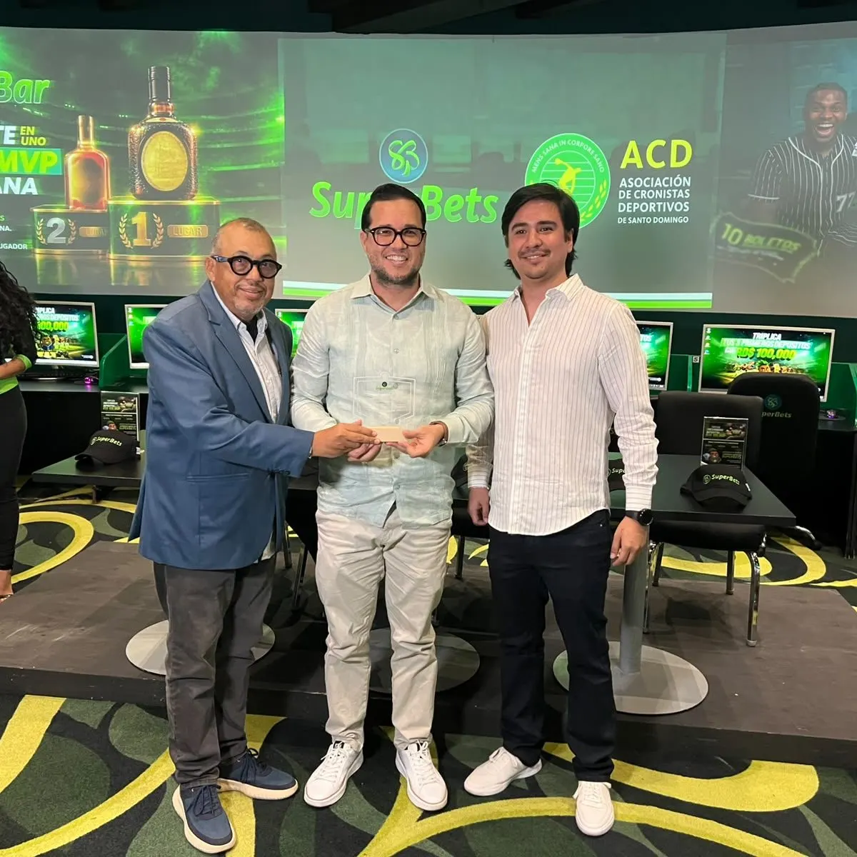 William Aish y Carlos Pérez reciben reconocimiento por su labor en el deporte