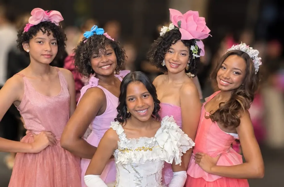 Presentadoras de radio participan en evento de moda dominicano