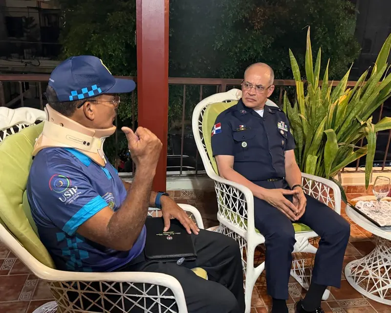 Director de la Policía visita al general Jacobo Mateo Moquete tras accidente