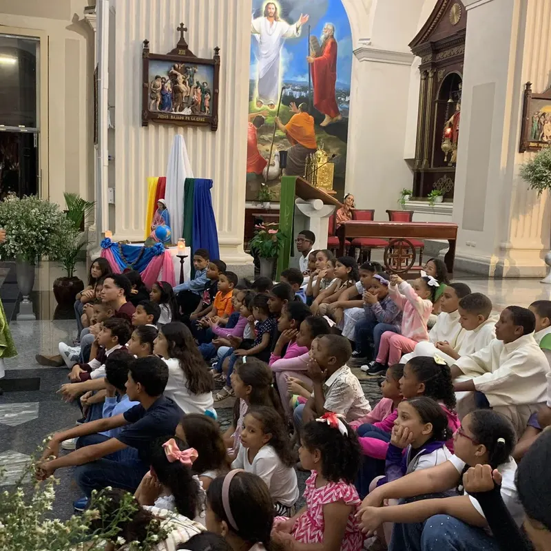 Niños y adolescentes de Santiago rezaron el Santo Rosario en la Catedral