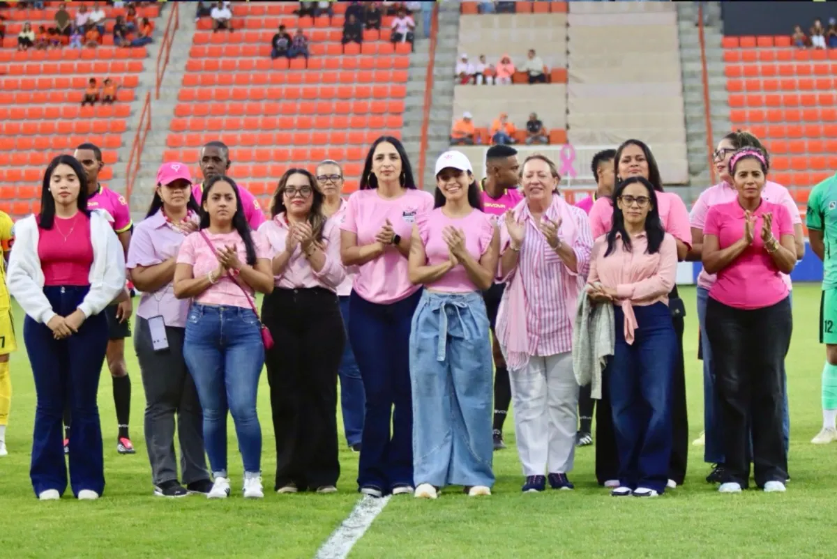 Pacientes de cáncer de mama protagonizan emotivo saque de honor en Cibao FC