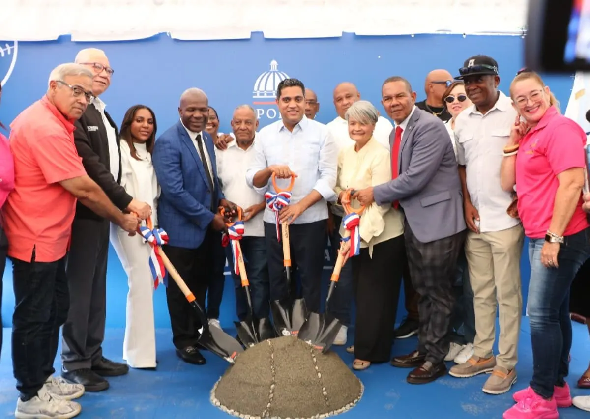 Kelvin Cruz inicia construcción de estadio de béisbol en Consuelo, SPM