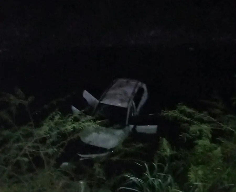 Dos jóvenes salen ilesos tras caída de yipeta en río Ámina