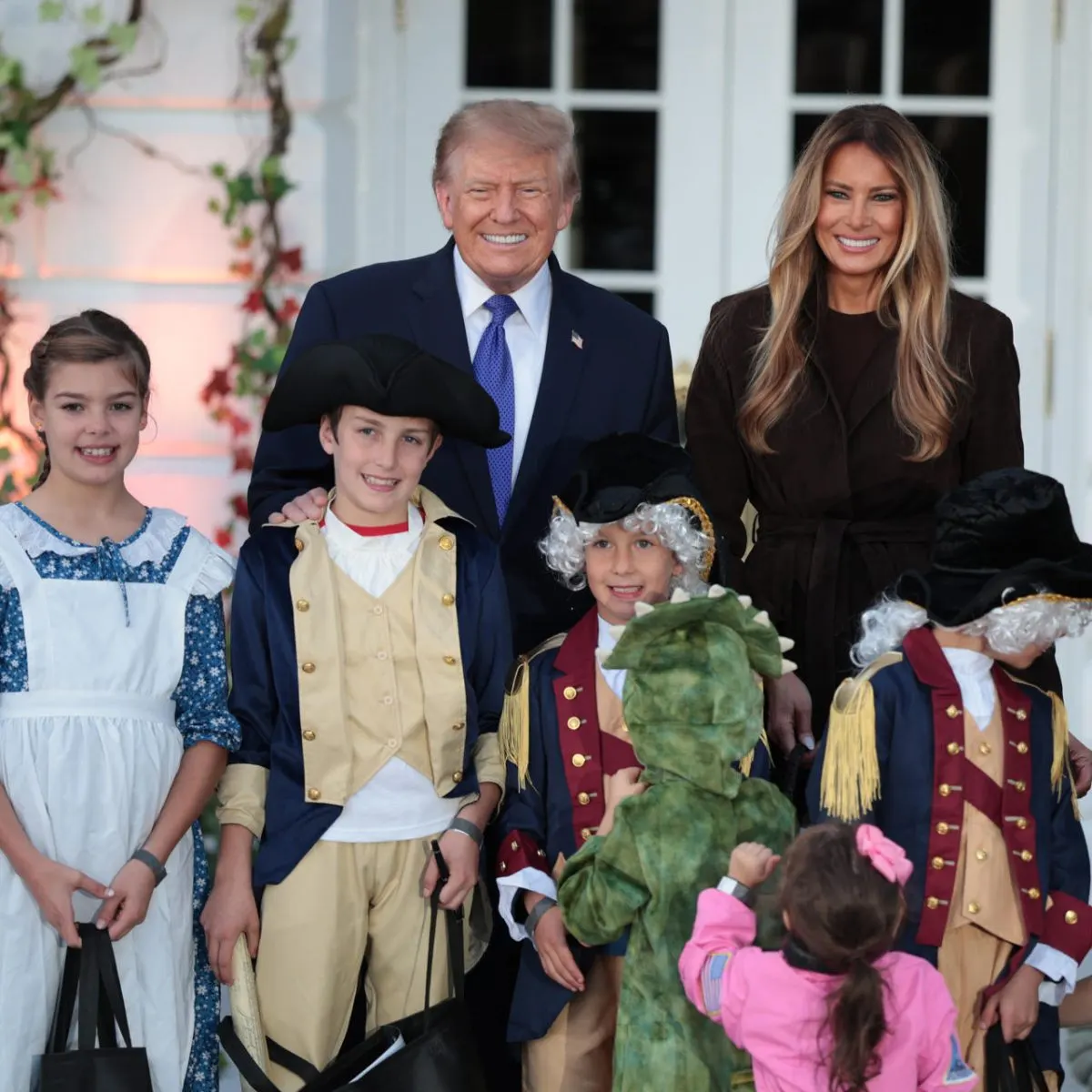 Trump y Melania celebran Halloween en la Casa Blanca con calabazas