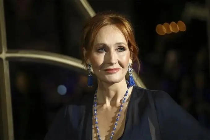 JK Rowling insiste en defender su postura sobre activismo trans a pesar de amenazas