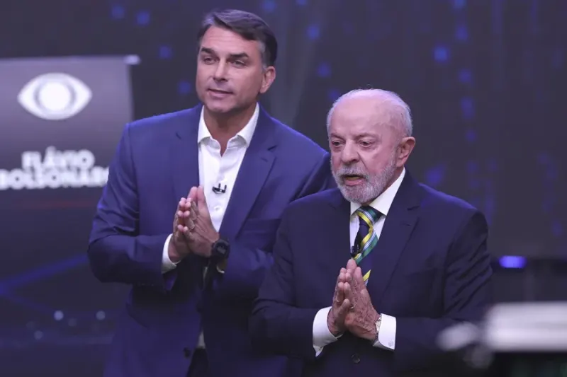Lula y Flávio Bolsonaro se enfrentan en el último debate electoral