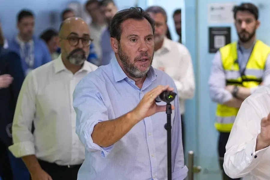 Ministro español revela tren reanudó la marcha pese a señal roja antes del accidente