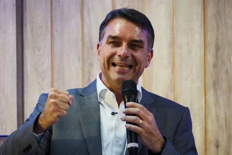 Flávio Bolsonaro se declara 'verdadero presidente electo de Brasil'