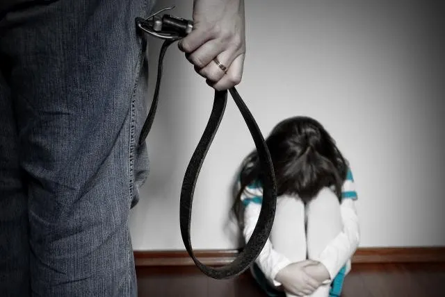 Padre justifica golpear a su hija para imponer respeto
