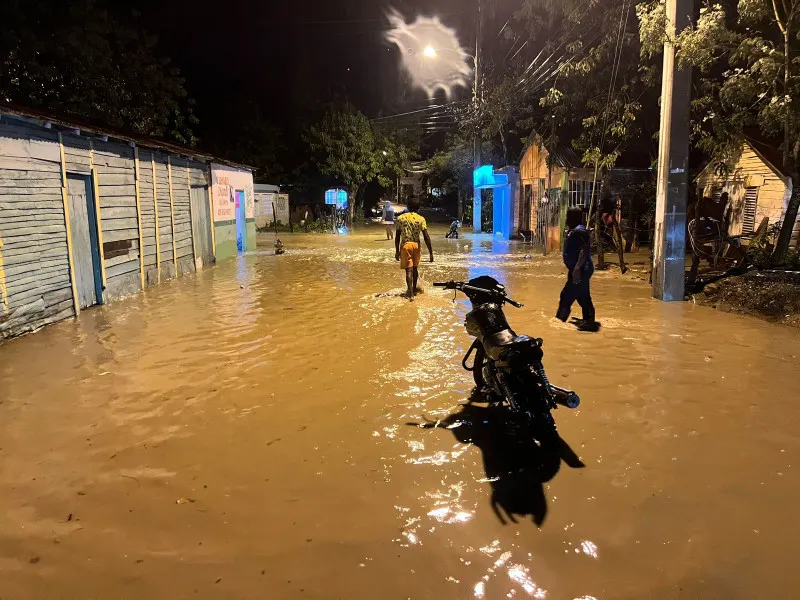 Lluvias afectan a 412 personas y dejan una comunidad sin comunicación