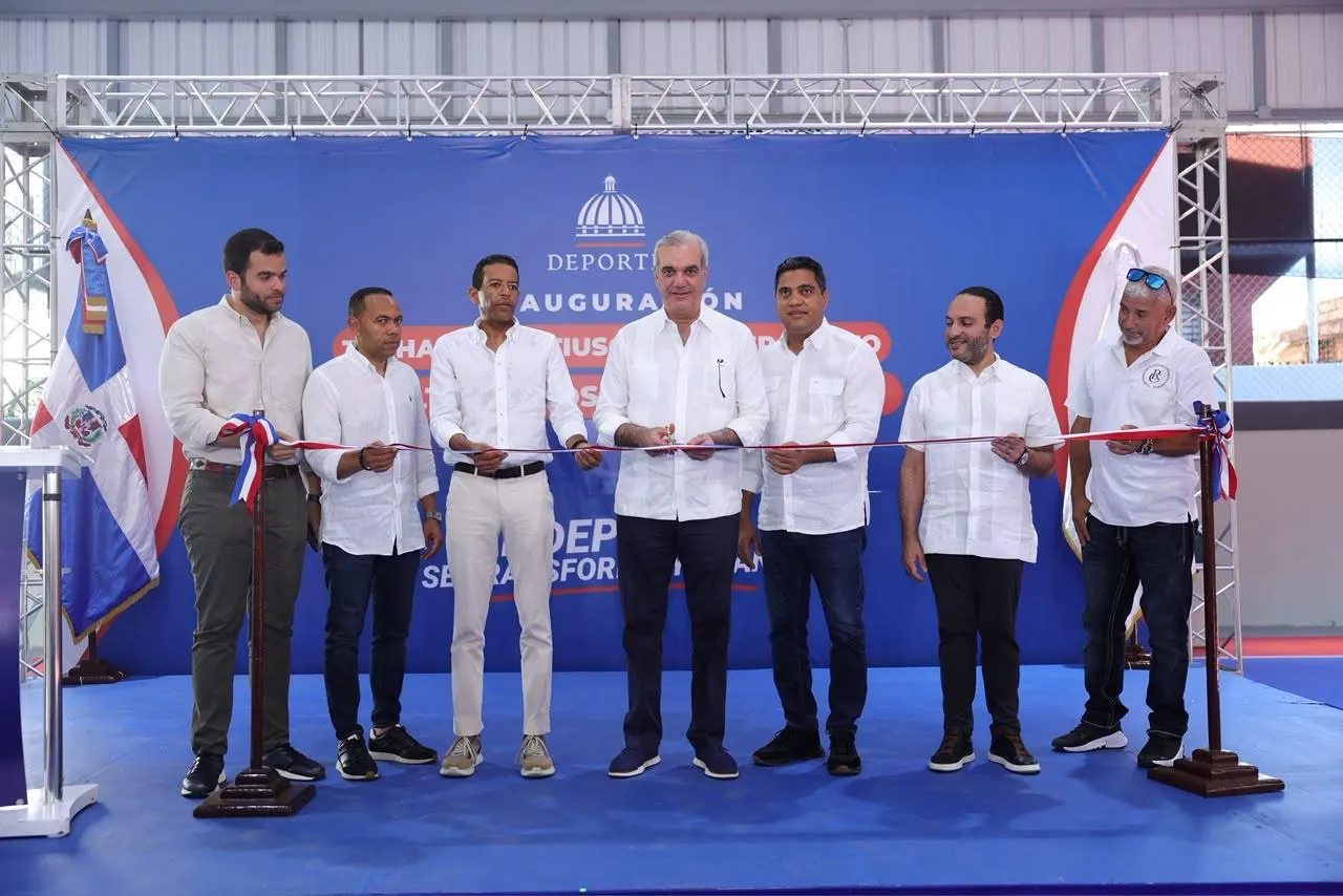 Presidente Abinader entrega techado del Club Los Restauradores