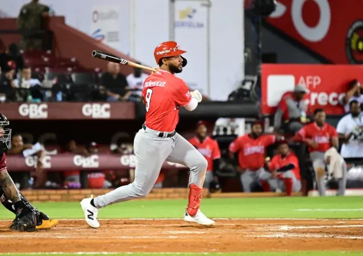 Escogido vence a Gigantes con tres jonrones y extiende racha