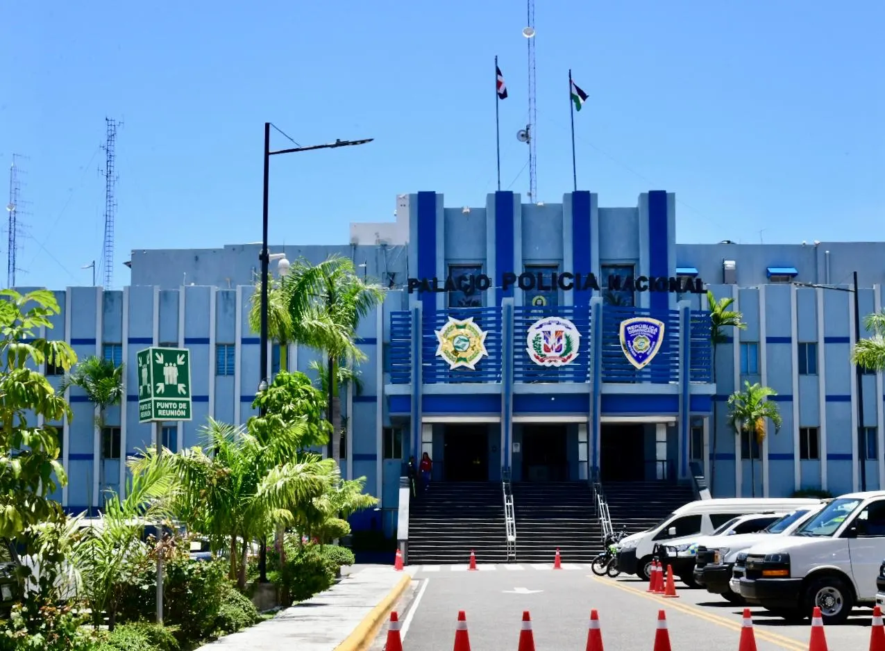 Policía busca a hombre acusado de matar a dos personas en Los Frailes