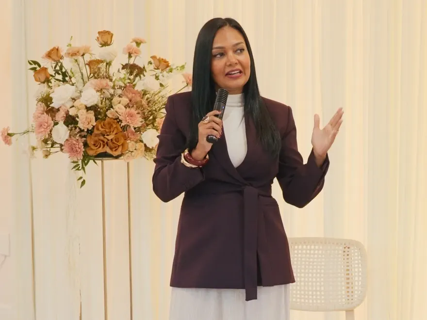 Darilyn Aquino habla en evento empresarial en Nueva Jersey