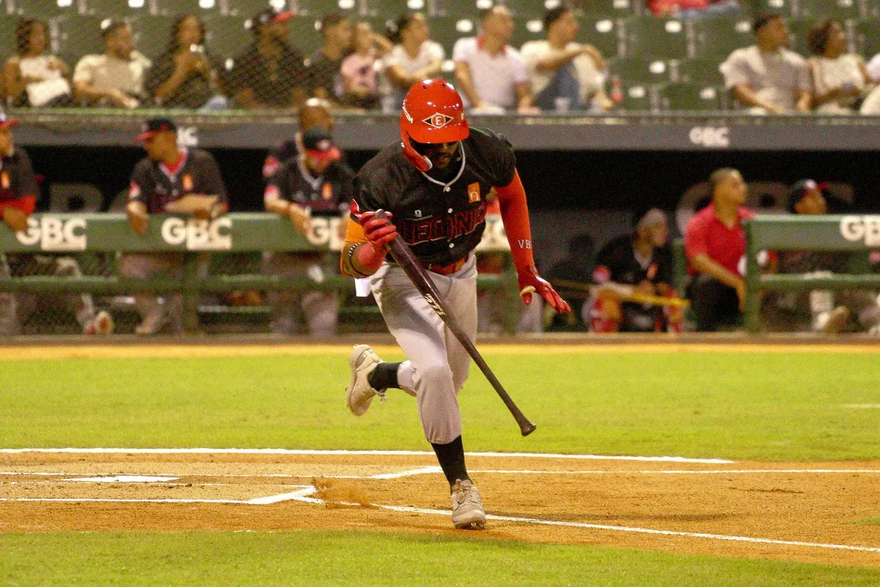 Leones pierden ante Estrellas a pesar de cuadrangular de Bruján
