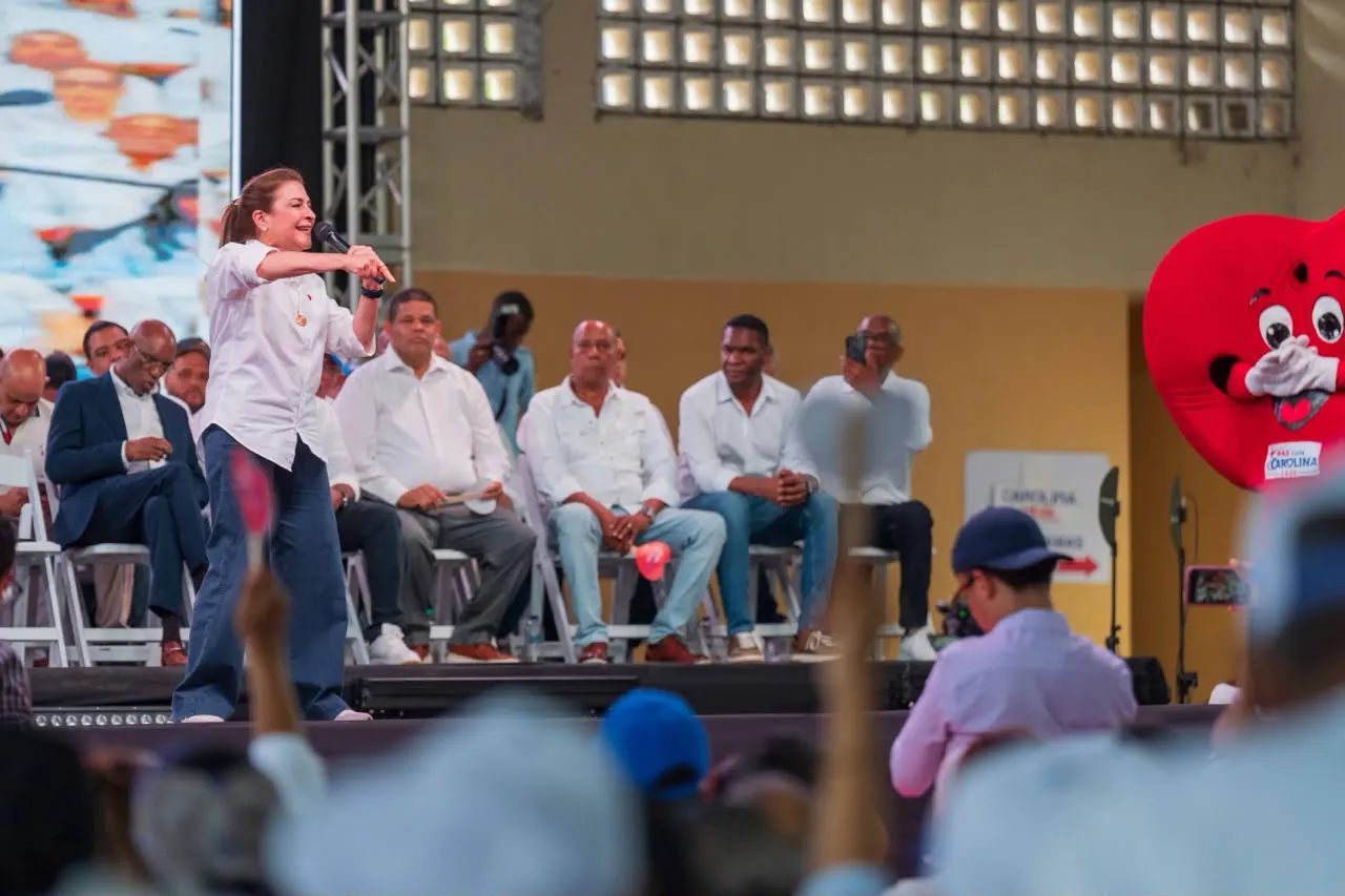 Carolina Mejía y Ricardo de los Santos juramentan comando de campaña en La Altagracia