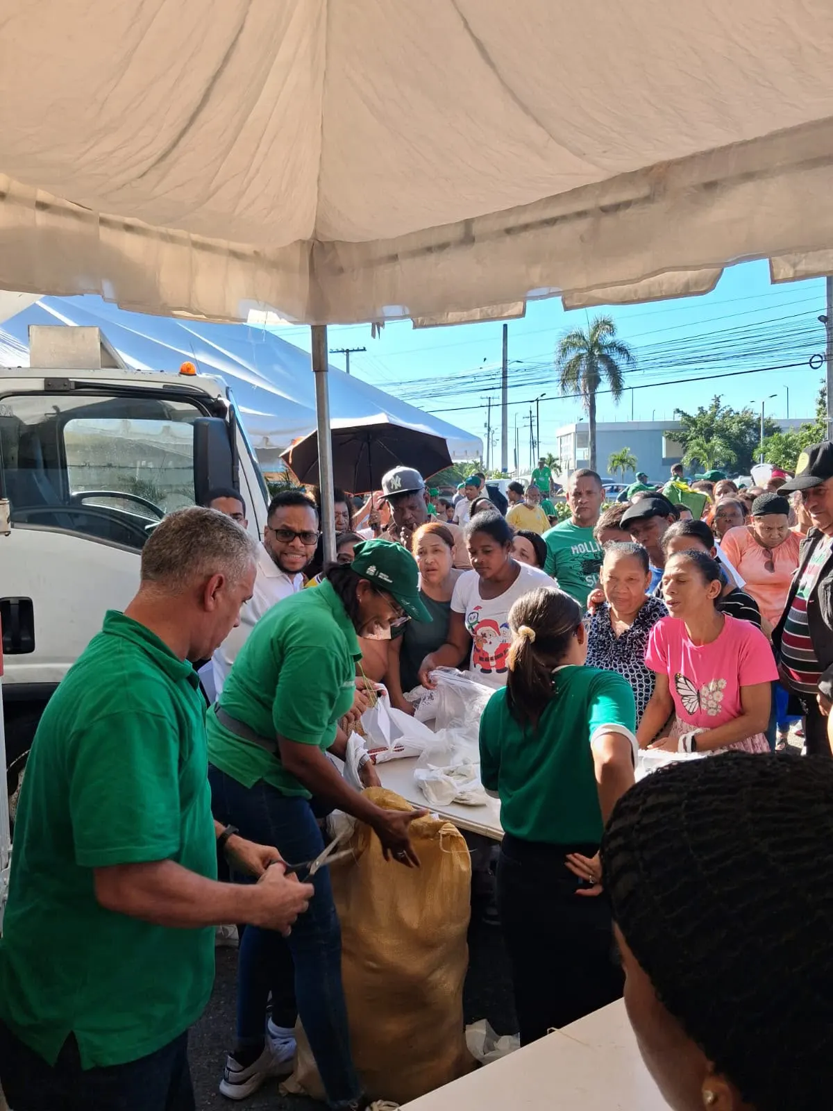 Fuerza del Pueblo ofrece alimentos a bajo costo en SDE