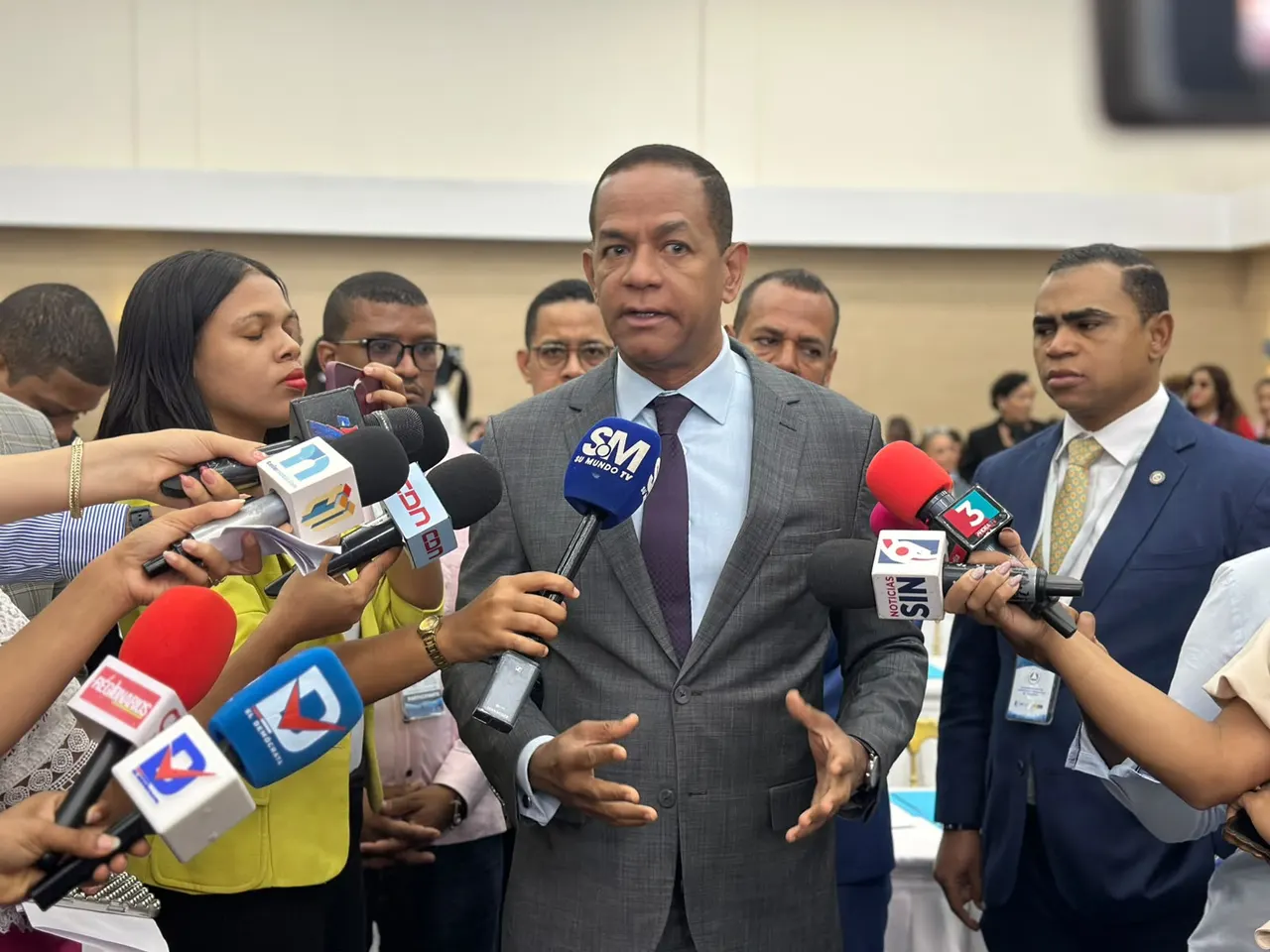 Julio César Valentín critica a candidatos presidenciales por repetir discursos