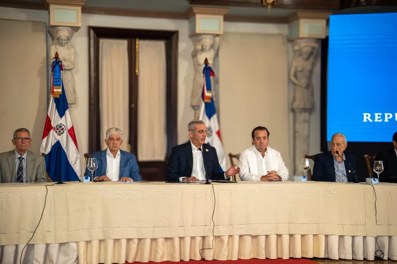 Obras en Boca Chica y La Caleta siguen pendientes por falta de asfalto