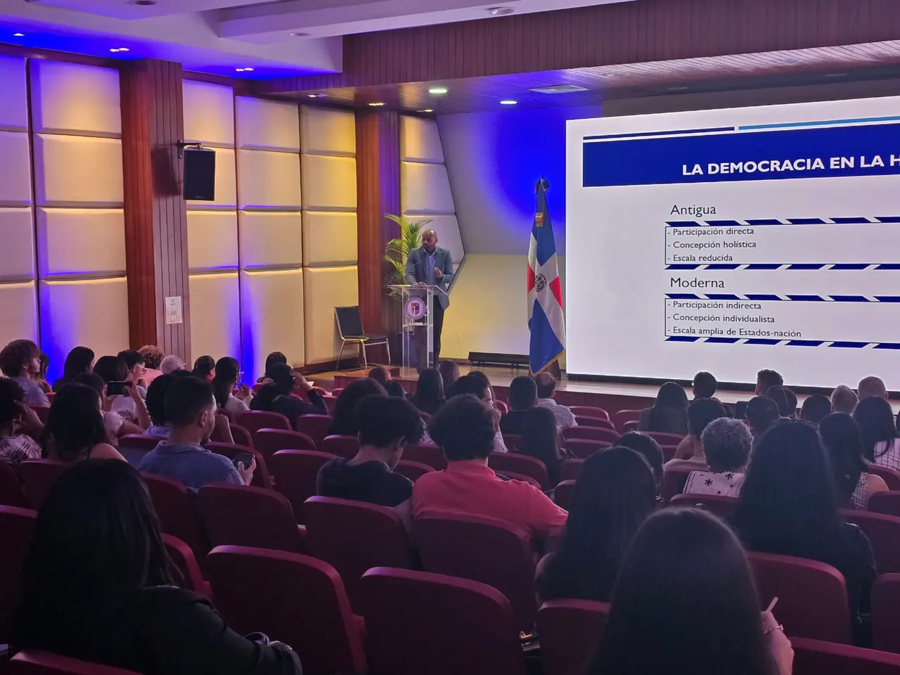 PUCMM analiza comunicación estratégica en política