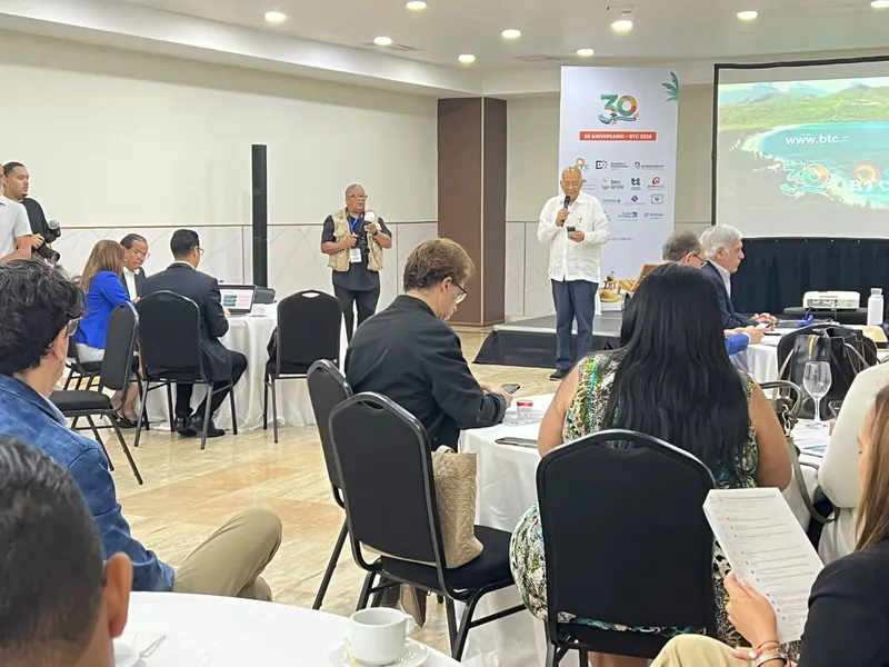 Adompretur discute el impacto de la inteligencia artificial en el periodismo turístico