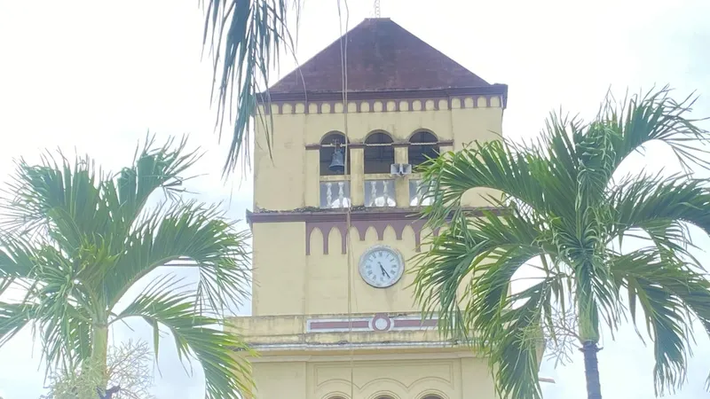 Fenatrano dona un millón de pesos para modernizar campanario en Bayaguana