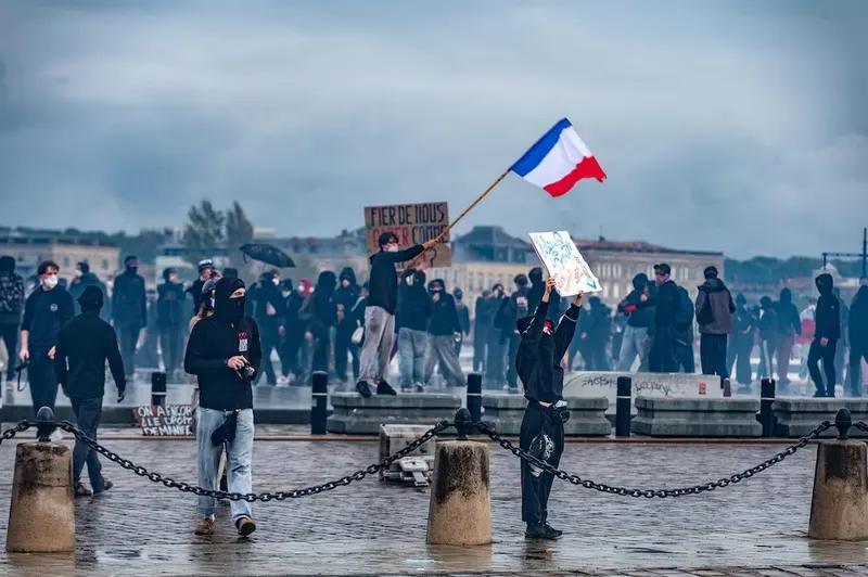 Más de 1.300 detenidos en Francia por protestas violentas