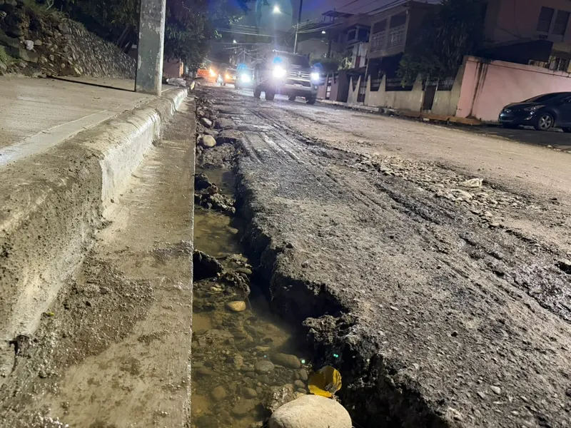 Vecinos de Jardines del Norte denuncian asfaltado innecesario y mala calidad de trabajos
