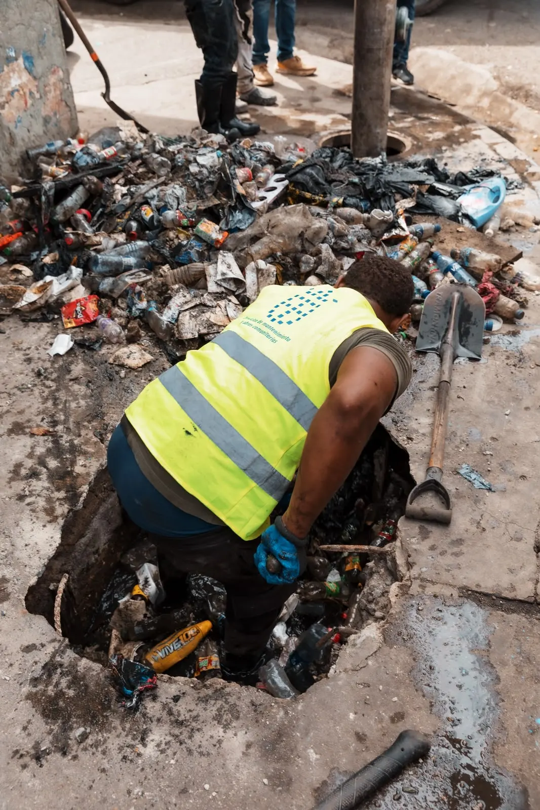 Alcaldía del DN pide a ciudadanos evitar tirar basura para prevenir inundaciones