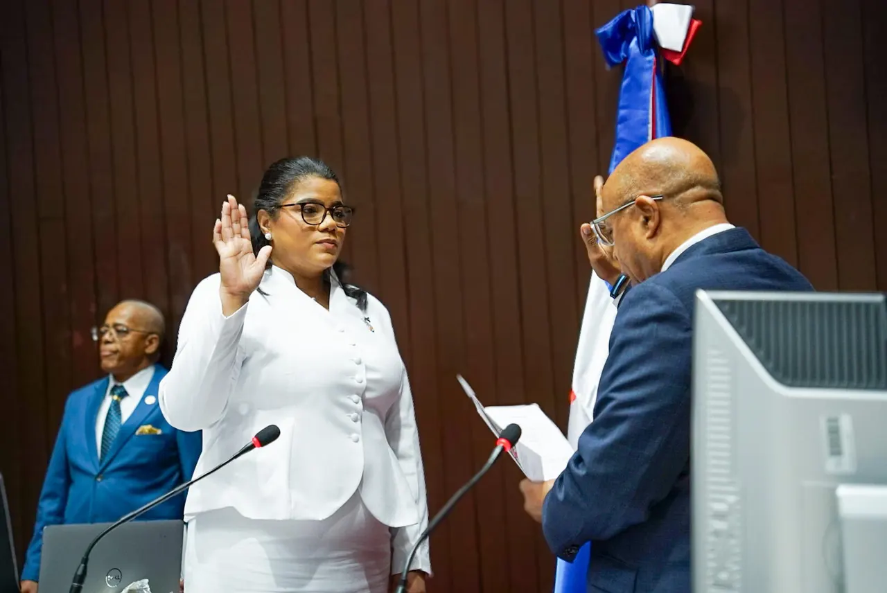 Minerva Frías ocupa la curul de su padre en la Cámara de Diputados