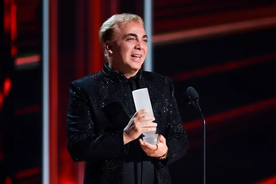 Cristian Castro recibe un premio por su trayectoria artística