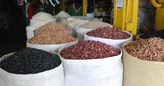Aumentan precios de habichuelas y cebolla, según comerciantes