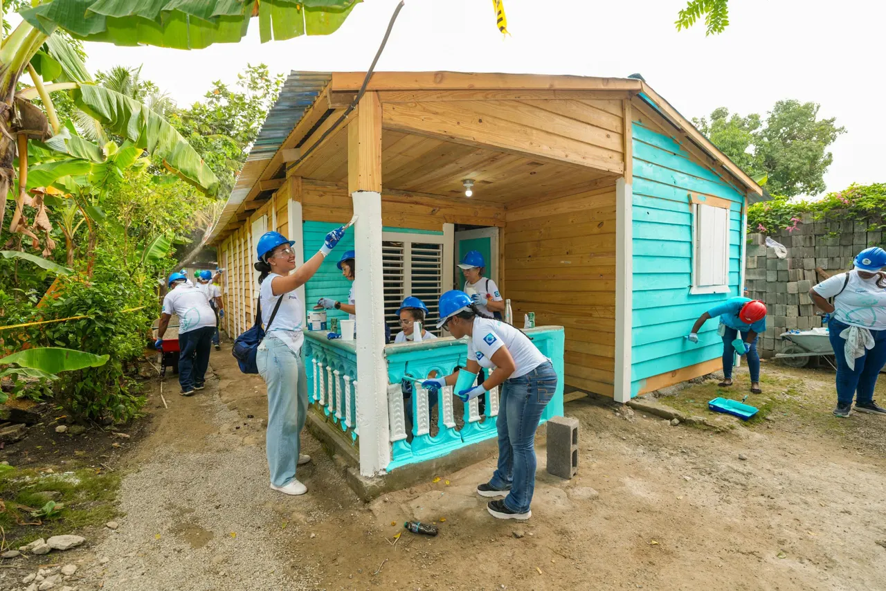 Voluntarios mejoran viviendas en San Cristóbal con Hábitat Dominicana