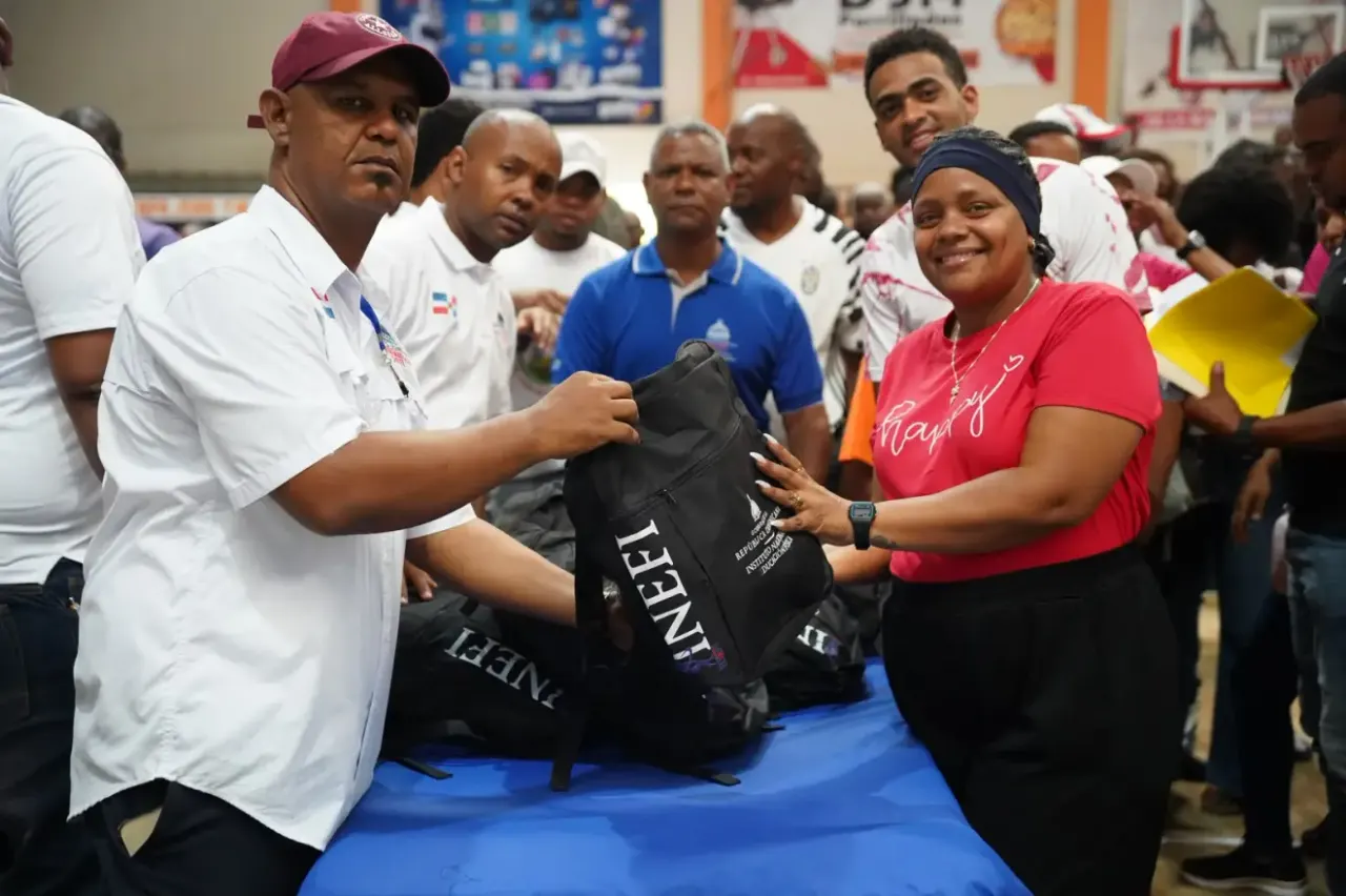 INEFI completa la entrega de 5,000 kits deportivos para profesores en San Cristóbal