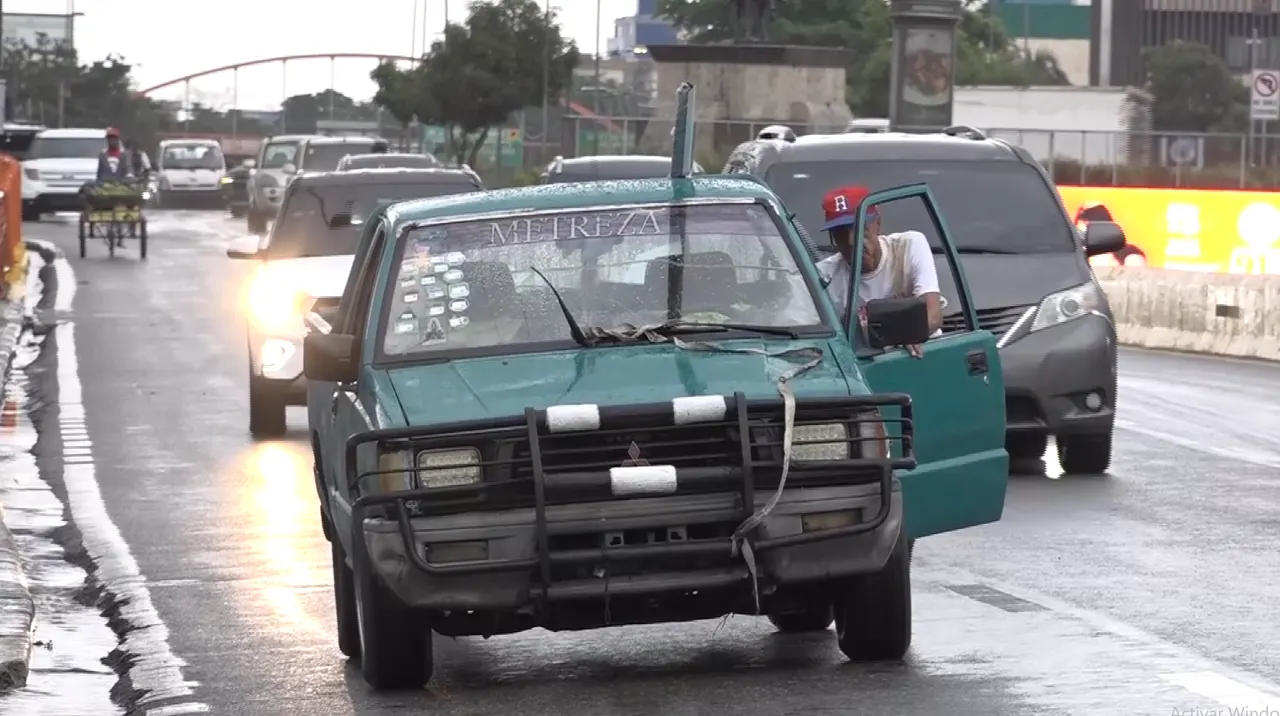 Lluvias inundan avenidas de Santo Domingo y afectan el tránsito