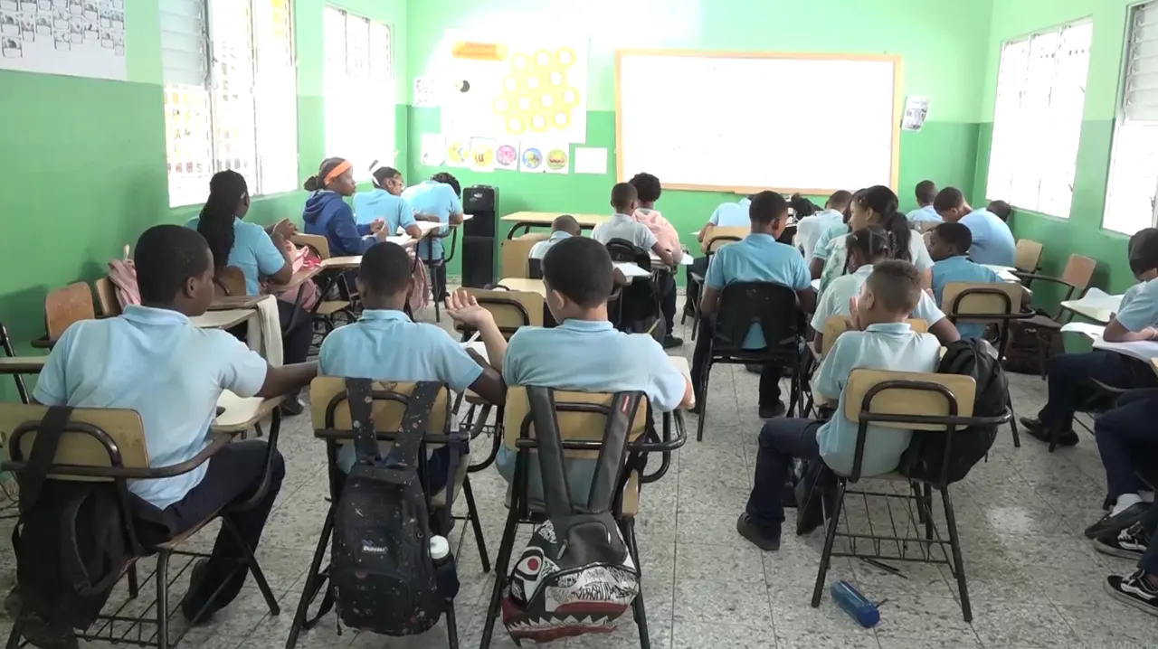 Escuelas retoman clases en Santo Domingo tras suspensión por vaguada