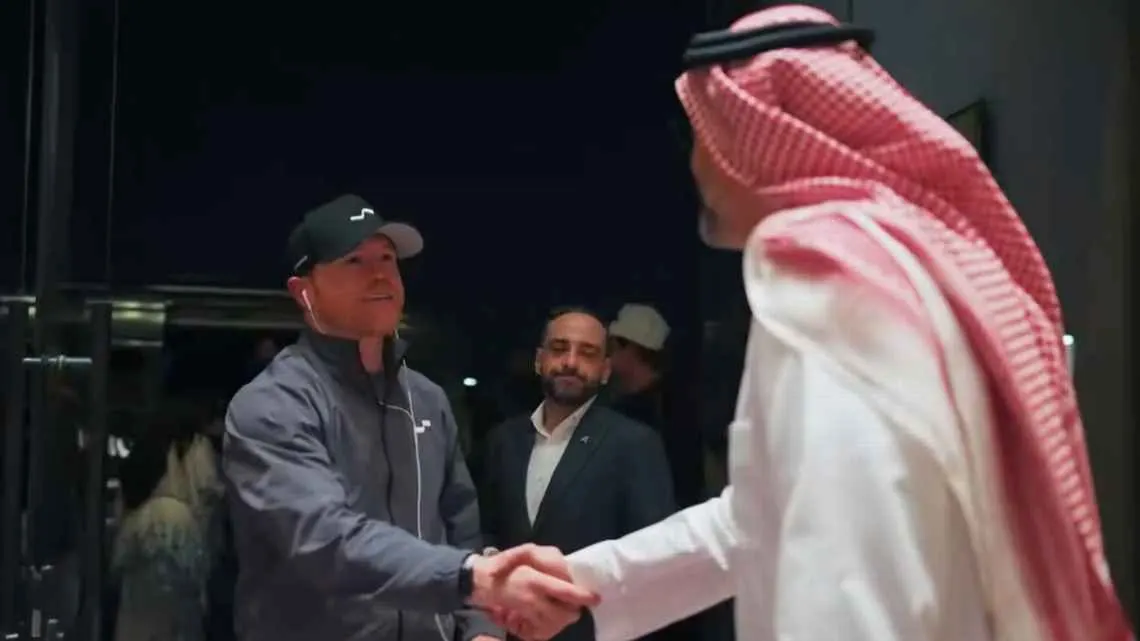 Canelo Álvarez ya está en Arabia Saudita para su pelea