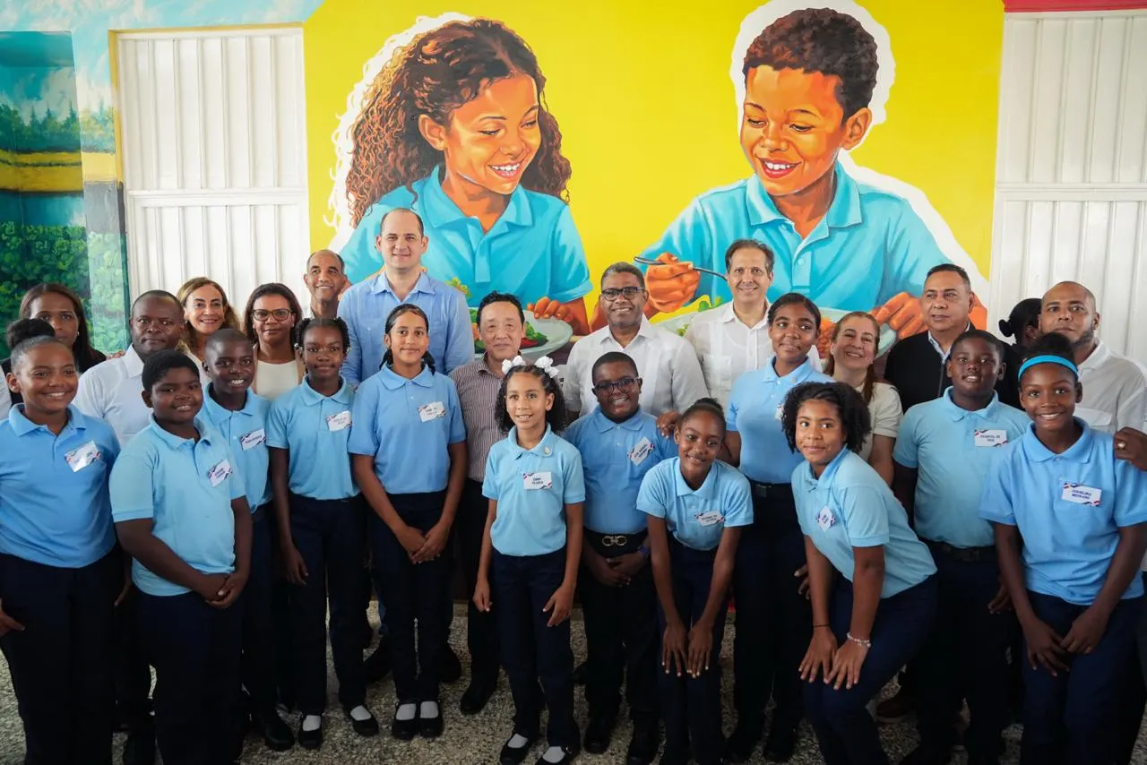 Director de la FAO visita escuela de Monte Plata que promueve alimentación sostenible